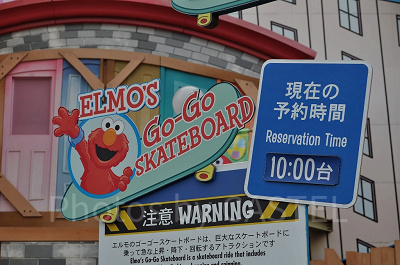ワンダーランドの「エルモのゴーゴースケーター」看板／USJ