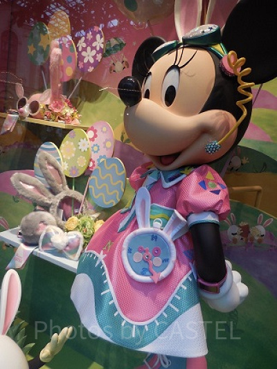 ワールドバザールの展示。ミニーのマイクにはキラキラしたストーンがちりばめられています。