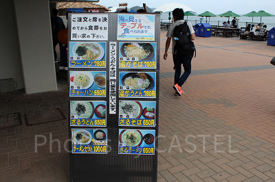 お弁当や売店で買ったものは園内のテーブル席で食べられます