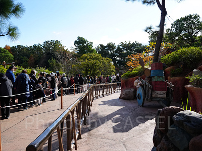 右側のプレミアアクセス専用特別レーンを通れる！