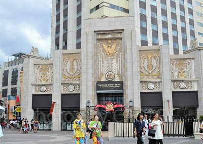 パークフロントホテルの1階にローソン入り口が見える