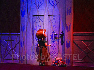 エルサの部屋を訪れた幼少期のアナ〔アナとエルサのフローズンジャーニー〕