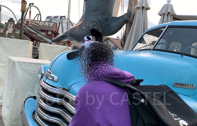 サメにおびえる青年