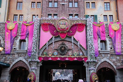 ディズニーシー編 隠れミッキー42種類を写真 ヒントでご紹介 お土産袋やtodayにも ディズニーシー編 隠れミッキー42種類を写真 ヒントでご紹介 お土産袋やtodayにも