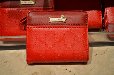 ディズニーランドの財布 バッグ19選 高級感あふれるレザー 革のお土産におすすめのグッズ