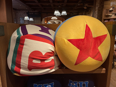 ディズニーランド シーで買えるトイストーリーグッズ全種まとめ ウッディやバズの被り物やお土産を解説