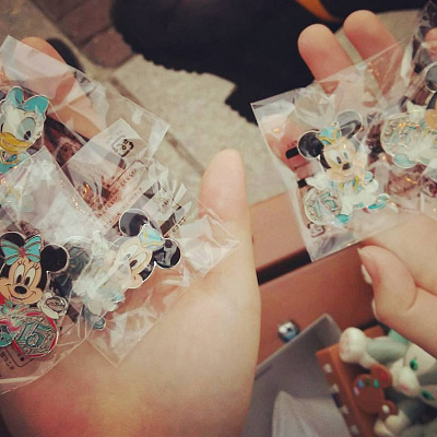 15周年限定のピンバッチ