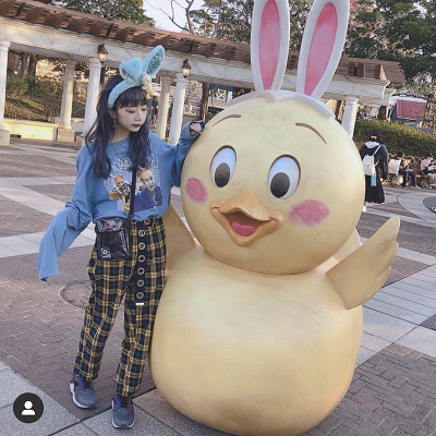 ブルー系アイテムで統一した80年代風コーデ