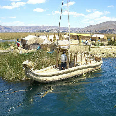 チチカカ湖に浮かぶ船。アニメではこの船がドナルドを乗せた後…