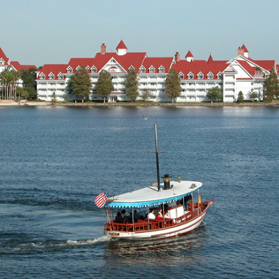 マジックキングダムとグランドフロリディアンをつなぐボート