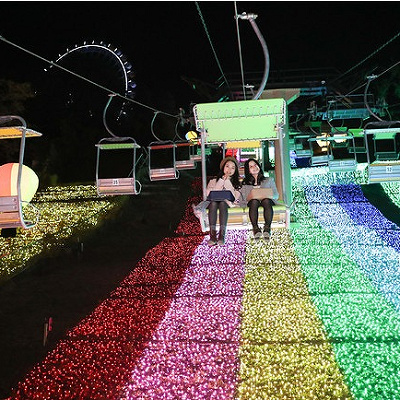 リフトから見下ろす光のジュータン