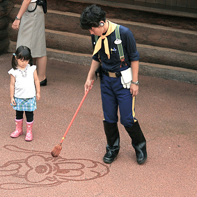 絵を描いてゲストを楽しませるキャスト