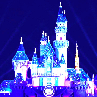 60周年の飾りつけがされたお城。70周年もいくからねー！