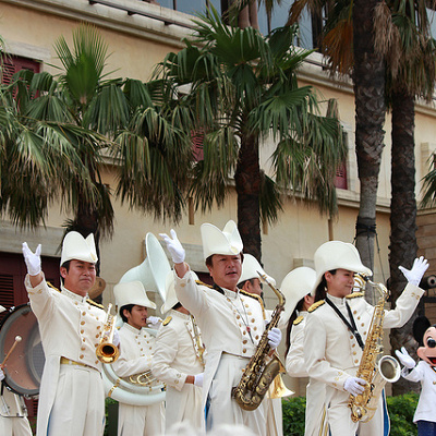 まるで軍の管楽隊のようなキリっとかっこいい衣装