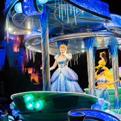 雨の中でも美しく輝くフロート