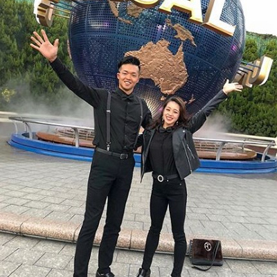 ２人そろって全身をタイトな黒アイテムで統一したリンクコーデ