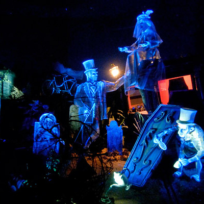 ゴーストたちのパーティーの後ろに、ニューオーリンズ式のお墓が！