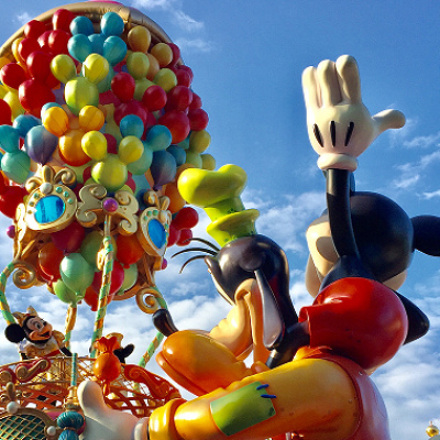 青空に映えるパレード