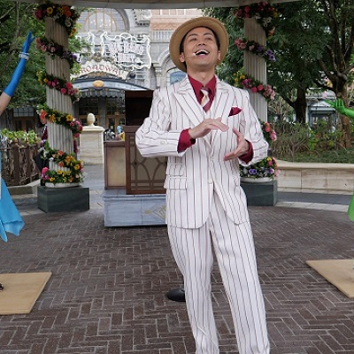 美しい衣装のタップダンサーとパリッと決めたエージェントのショー