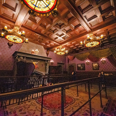 大きな暖炉が置かれた応接間