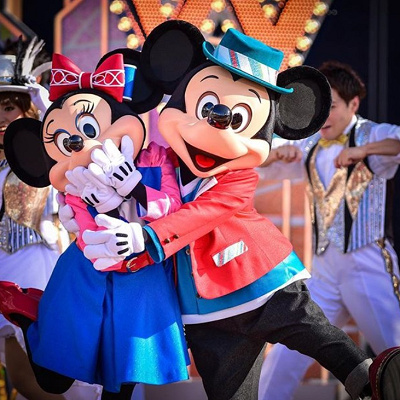 スターが舞い降りた……！ゲスト席に遊びに来たミッキーとハイタッチ！