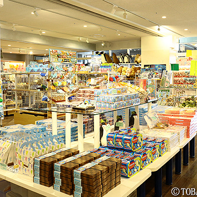 お土産がたくさん並ぶ店内