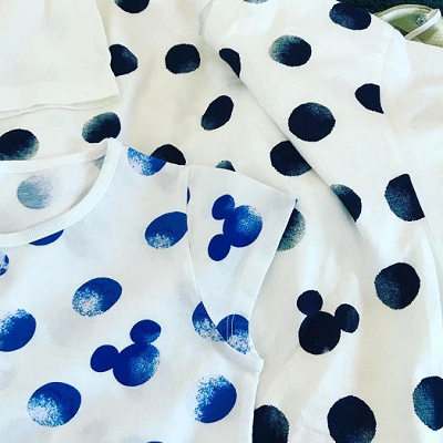 さりげなくミッキーのシルエットが入っているUNIQLOのTシャツ
