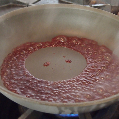 ②のフライパンに赤ワインを加え熱し、③の煮込み用の鍋に加える