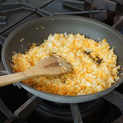 野菜をフライパンに入れ、炒める