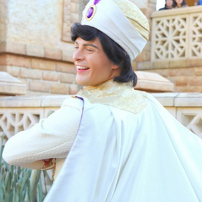 アラビアンコーストへ遊びに来たゲストと触れ合うアラジン