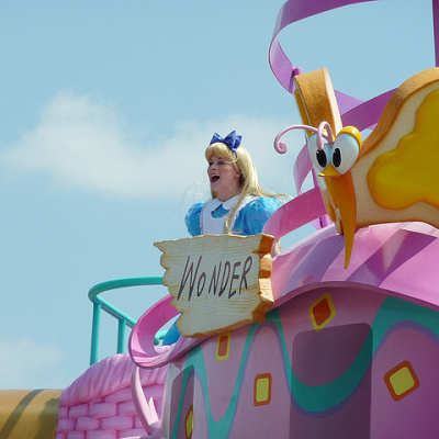 ディズニーランドで出会えるアリス