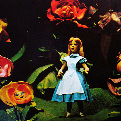 不思議な世界に迷い込んだアリス