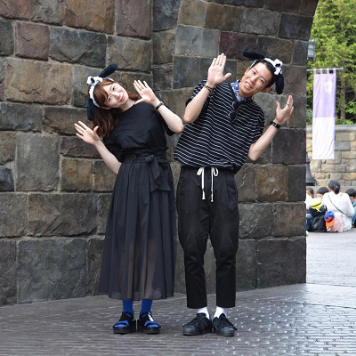 オールブラック×ワンポイントカラーのおそろコーデ