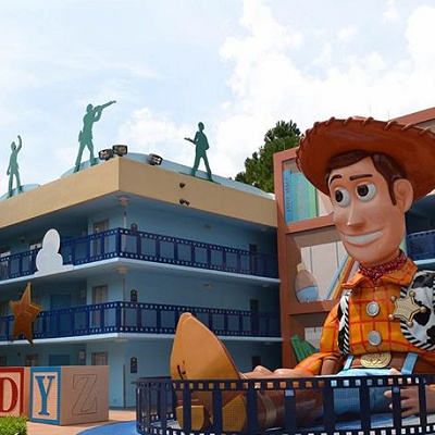 かわいい外観と、泊まりやすい価格設定で人気の「オールスター・ムービー・リゾート」