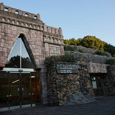 広いテーブルとイスでゆったりと休憩できるアマゾンセンター