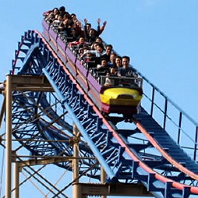 爽快に駆け抜けるジェットコースター