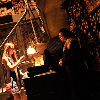 「杖が魔法使いを選ぶ」様子を体験できるオリバンダーの店のイメージ