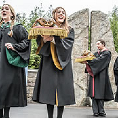  ワンド・スタディの公演場所となっているUSJ「ウィザーディング・ワールド・オブ・ハリー・ポッター」エリア内の奥の岩がそびえ立つ野外ステージ