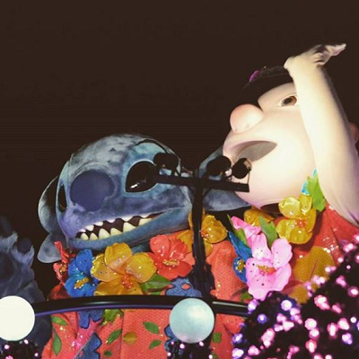 リロと一緒のフロートで登場