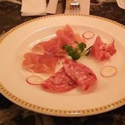 ハムとサラミの盛り合わせ