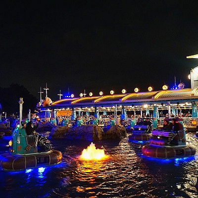 夜はライトアップされて幻想的な雰囲気に