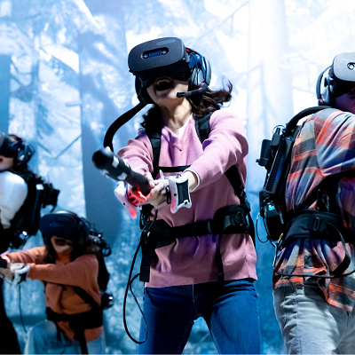 武器を装備し、実際に歩いて体験するアトラクション