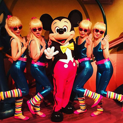 ミッキーと写真を撮るバービー人形