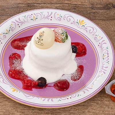 ベリーホイップパンケーキ、メイプルソース付き