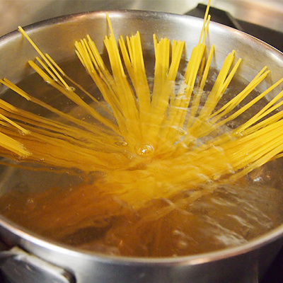 スパゲッティを茹でる