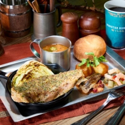 焚き火料理 ポーク、ワイルドハーブ、シルドニンニク