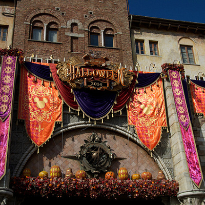 ハロウィーンはキャストもゲストも大仮装