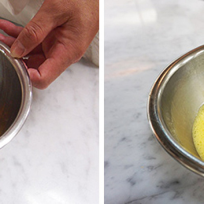 ボウルに卵を割りほぐし、残りの卵液の材料を加えてよく混ぜる