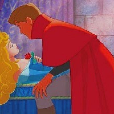 ブロンズに真っ赤な口紅は女性らしさが溢れていますね