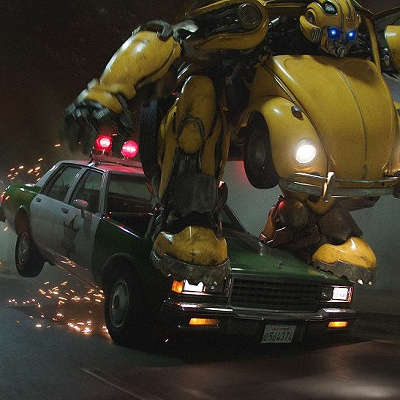 パトカーにジャンプするバンブルビー